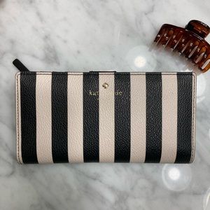 Kate Spade Beautiful barely used wallet. Perfect condition outside one spec in.